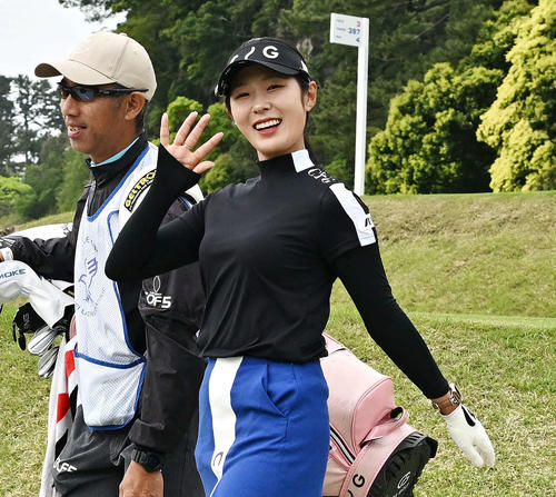 3番、カメラに手を振る高木（撮影・滝沢徹郎）