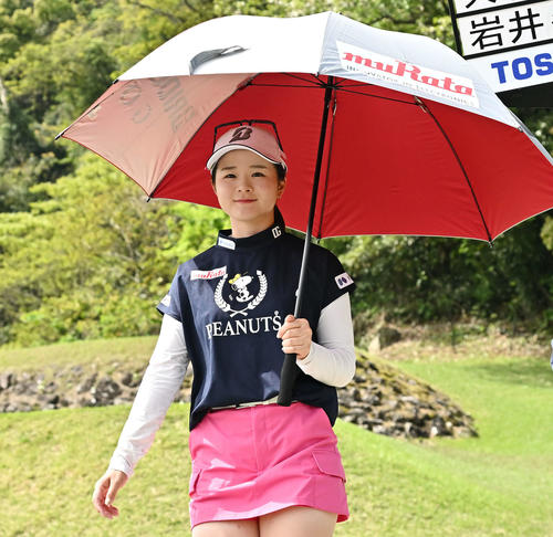 3番、日傘を差してラウンドする川崎（撮影・滝沢徹郎）