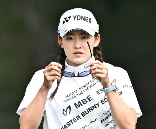 2番、グリーンを読む岩井千（撮影・滝沢徹郎）
