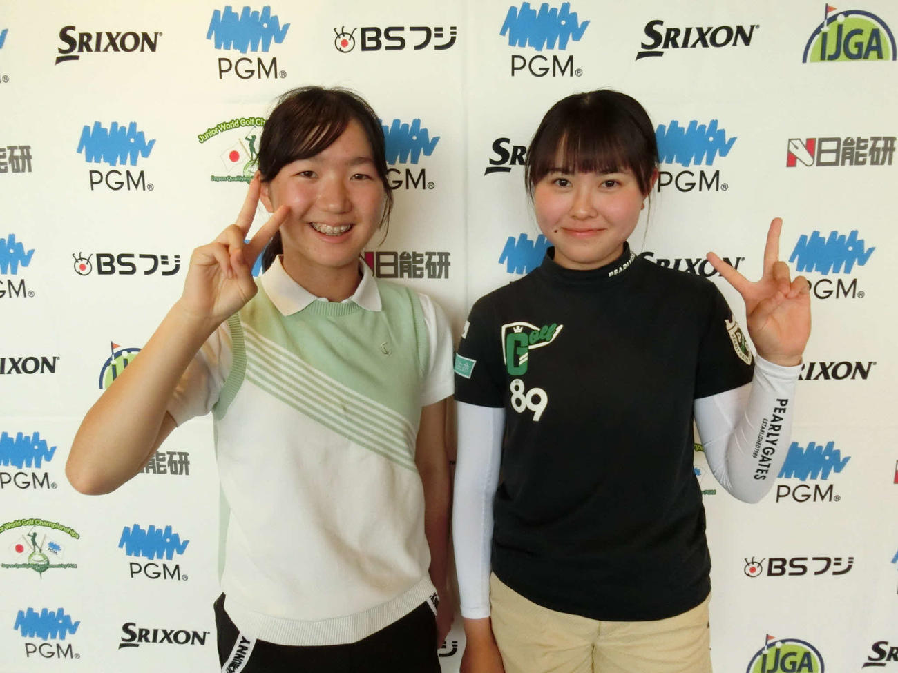 15－18歳の部女子優勝安西歩美（右）と2位の鈴木みなみ（C）IJGA