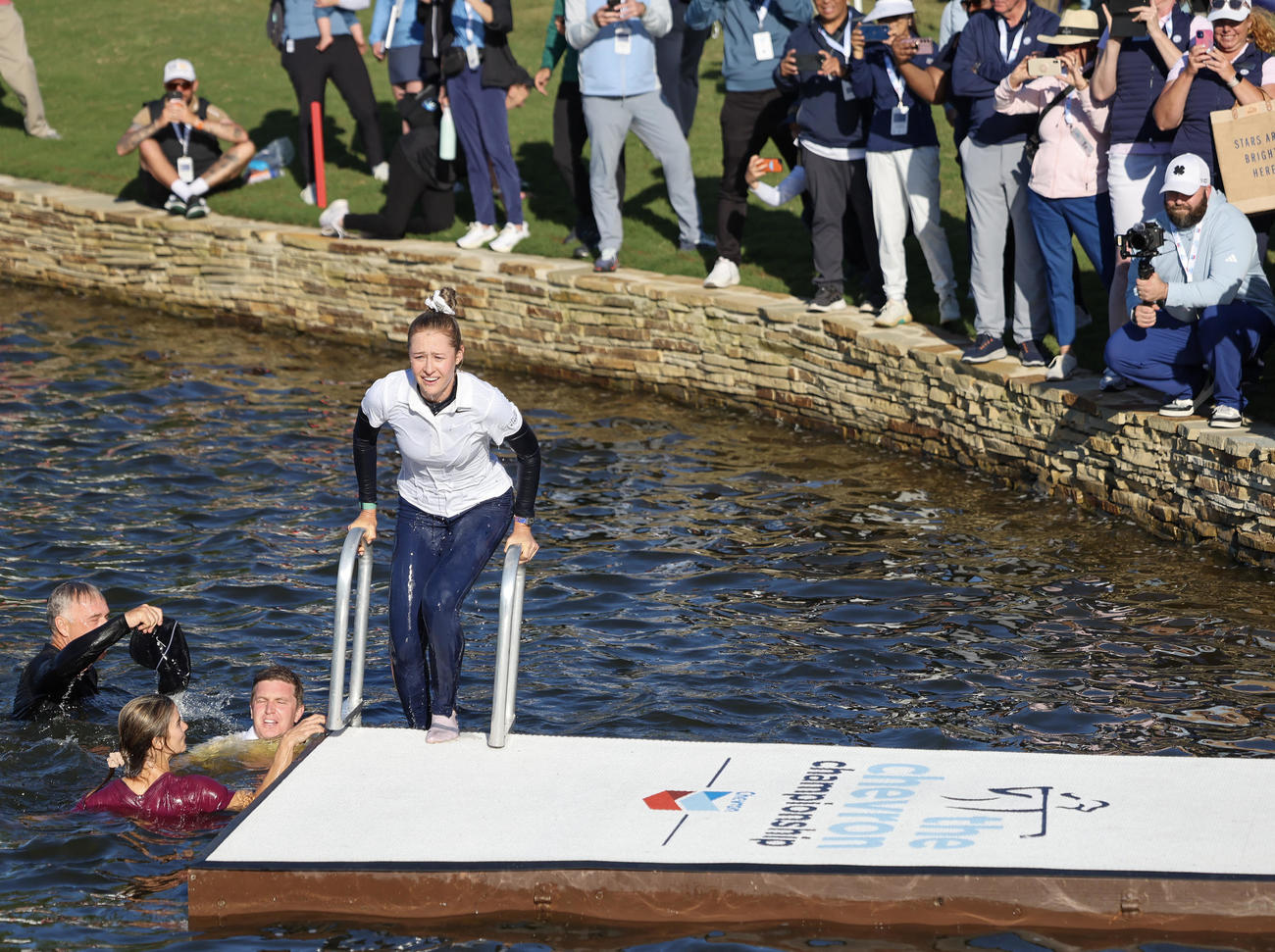 優勝し池に飛び込んだ後、桟橋に上がるネリー・コルダ（USA TODAY Sports＝ロイター）