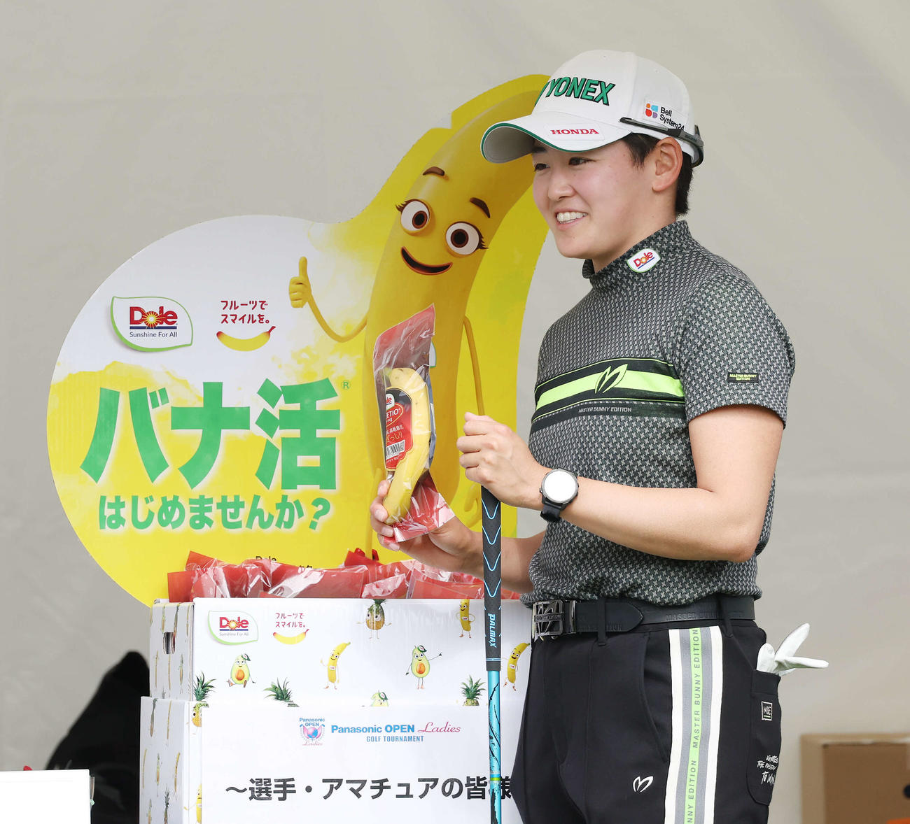 プロアマ戦でバナナを手に笑顔を見せる岩井明（撮影・宮地輝）