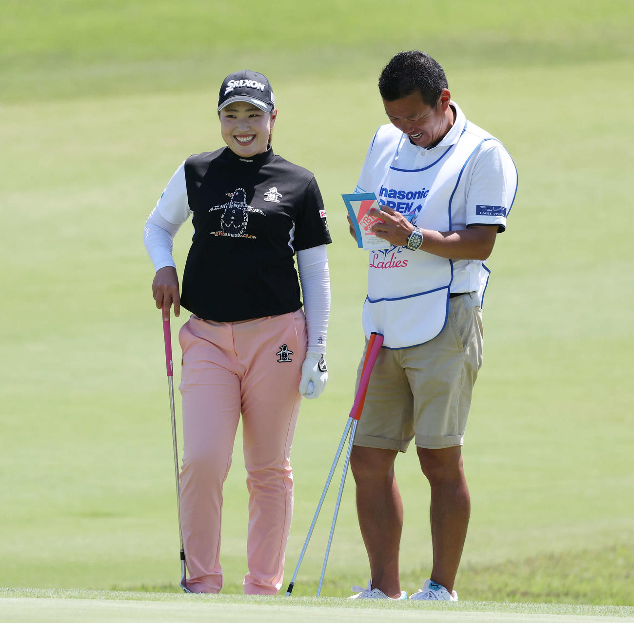 プロアマ戦で清水キャディー（右）と笑顔を見せる竹田（撮影・宮地輝）