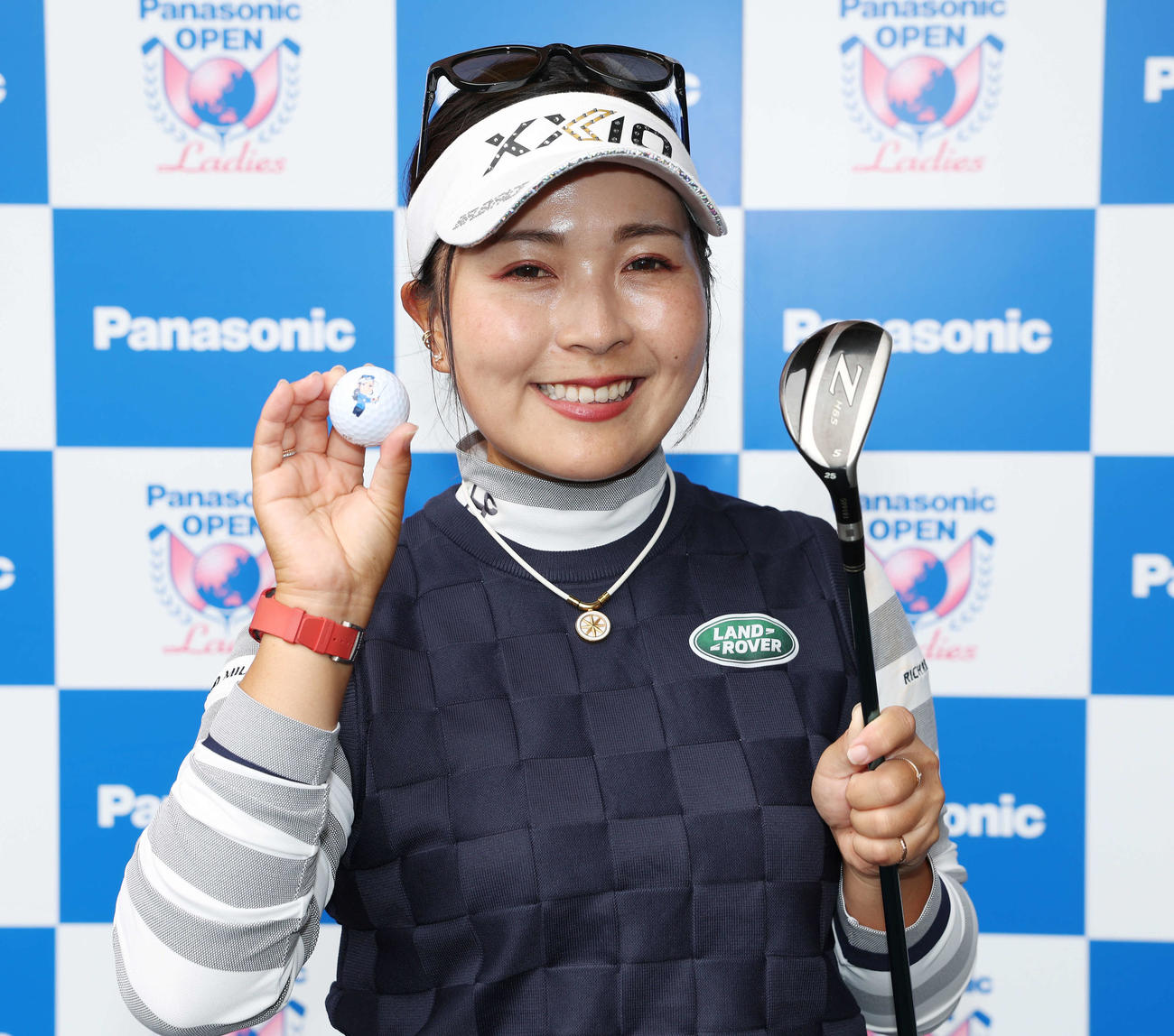 8番でホールインワンを決めた青木はボールとクラブを手に笑顔で記念撮影する（撮影・宮地輝）