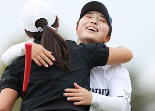 2日目を首位タイで終え、伊藤（手前）と笑顔でハグする佐久間（撮影・宮地輝）