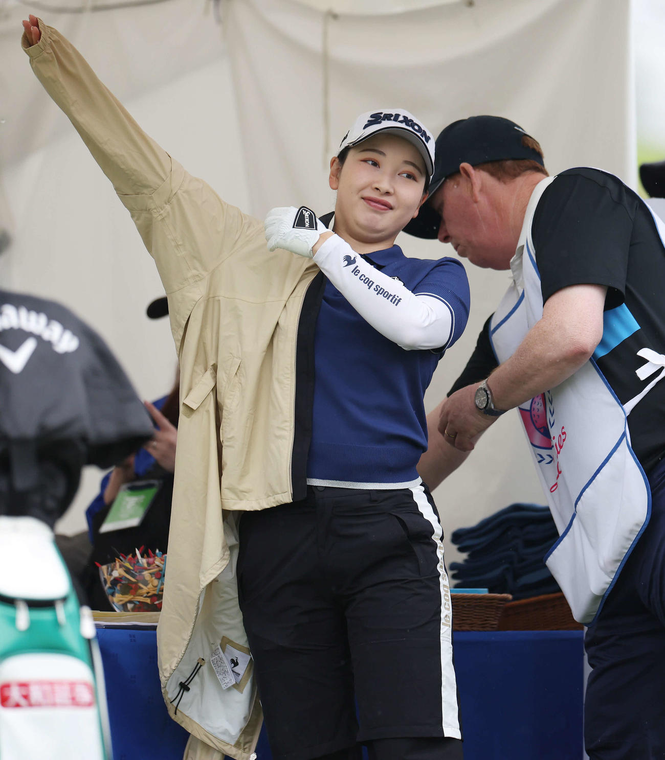 10番、上着を羽織る小祝（撮影・宮地輝）
