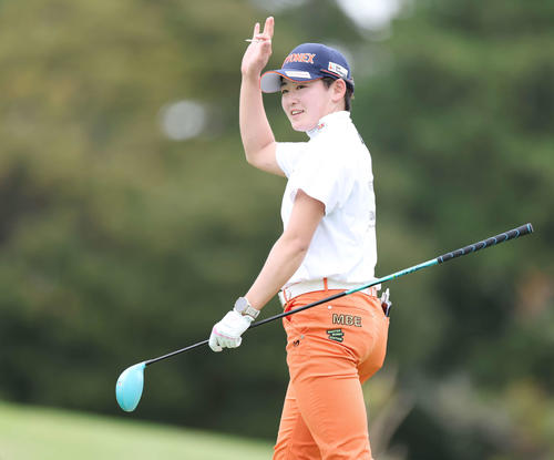 2番、ティーショットを放ち、ギャラリーに応える岩井明（撮影・宮地輝）