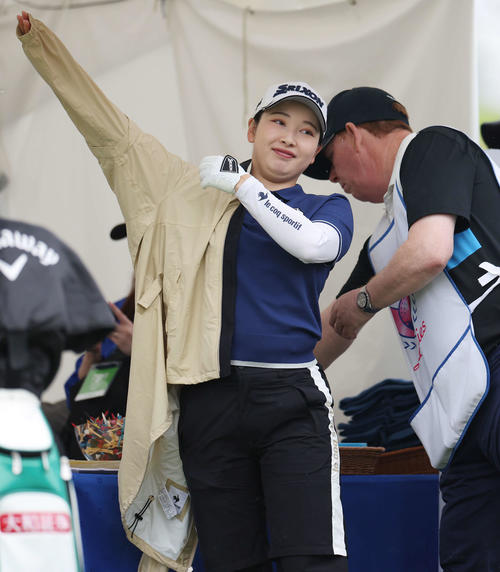 10番、上着を羽織る小祝（撮影・宮地輝）