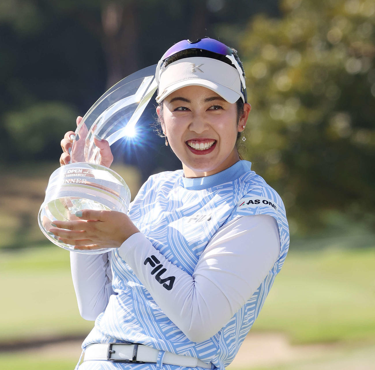優勝トロフィーを手に笑顔の天本（撮影・宮地輝）