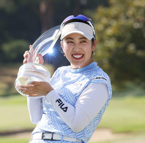 優勝トロフィーを手に笑顔の天本（撮影・宮地輝）