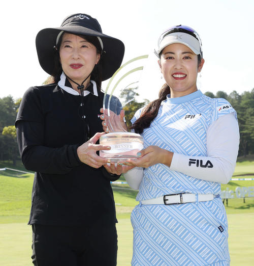初勝利した天本（右）は母と優勝トロフィーを手に笑顔を見せる（撮影・宮地輝）