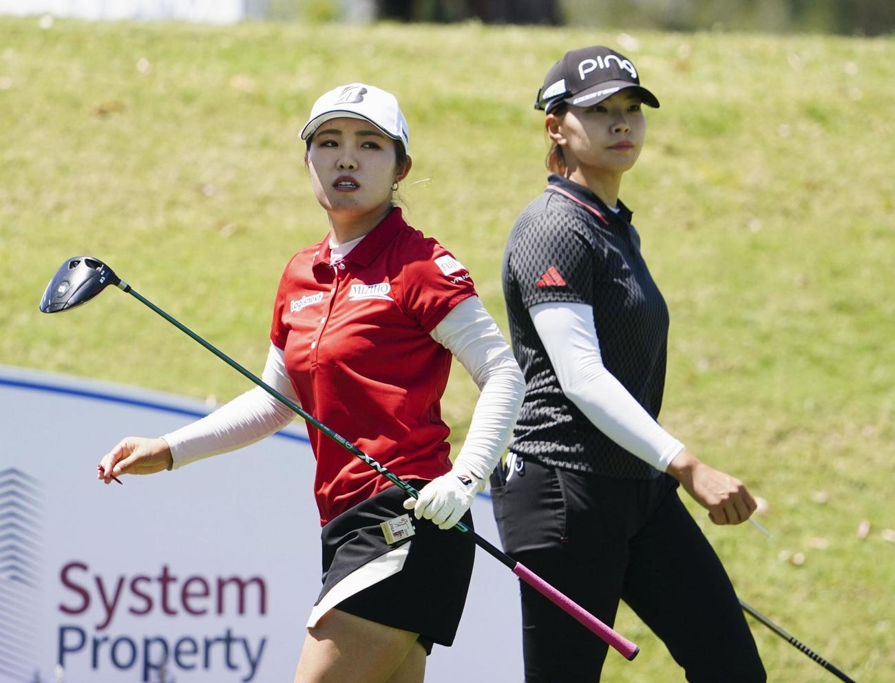 第3ラウンド、同組でラウンドする渋野日向子（右）と古江彩佳（共同）