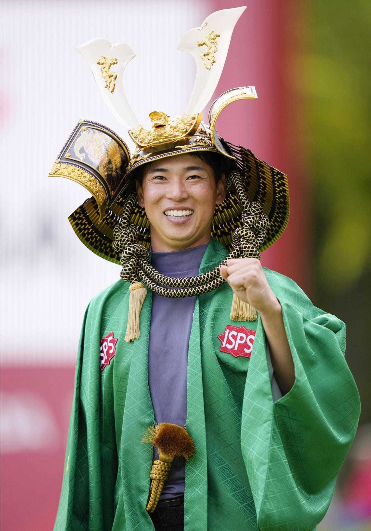 通算17アンダーで欧州ツアー初優勝を果たし、ポーズをとる桂川有人（共同）