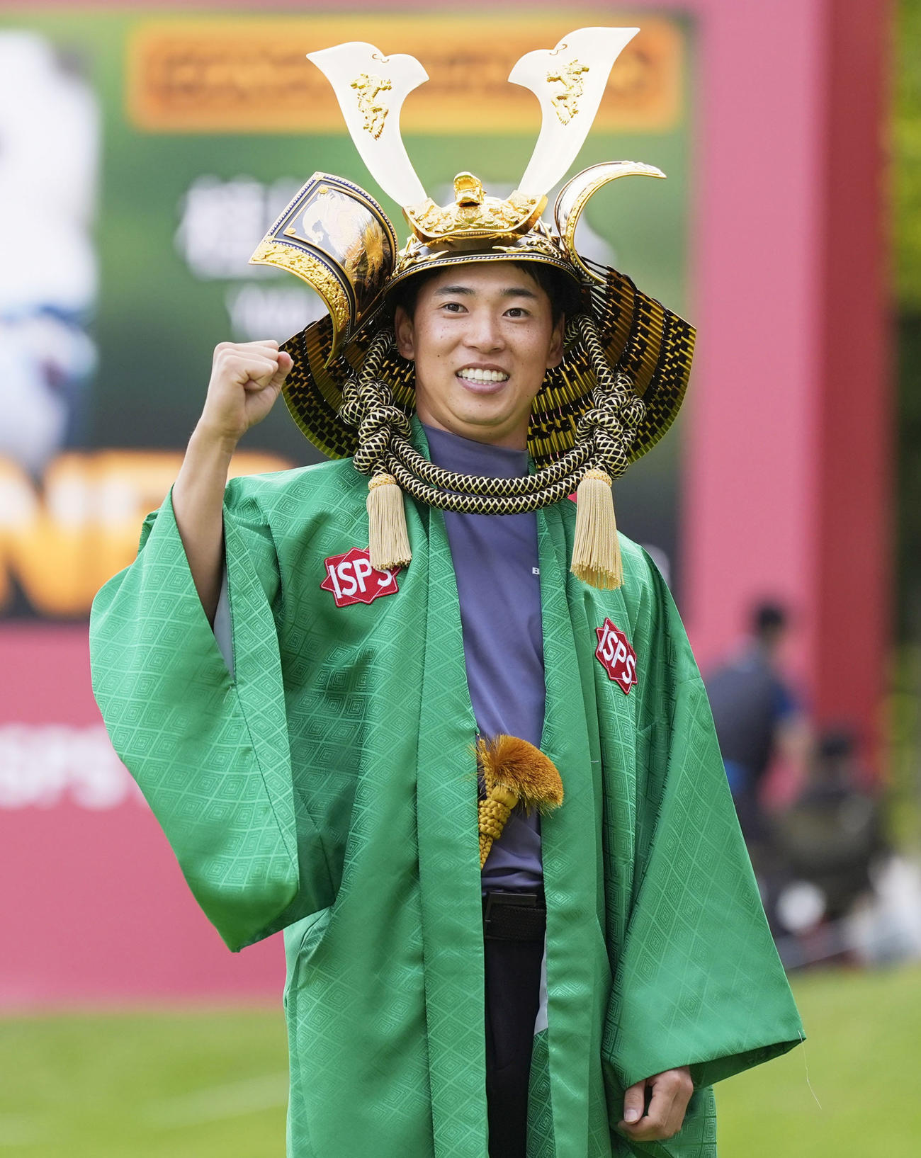 通算17アンダーで欧州ツアー初優勝を果たし、ポーズをとる桂川有人（共同）