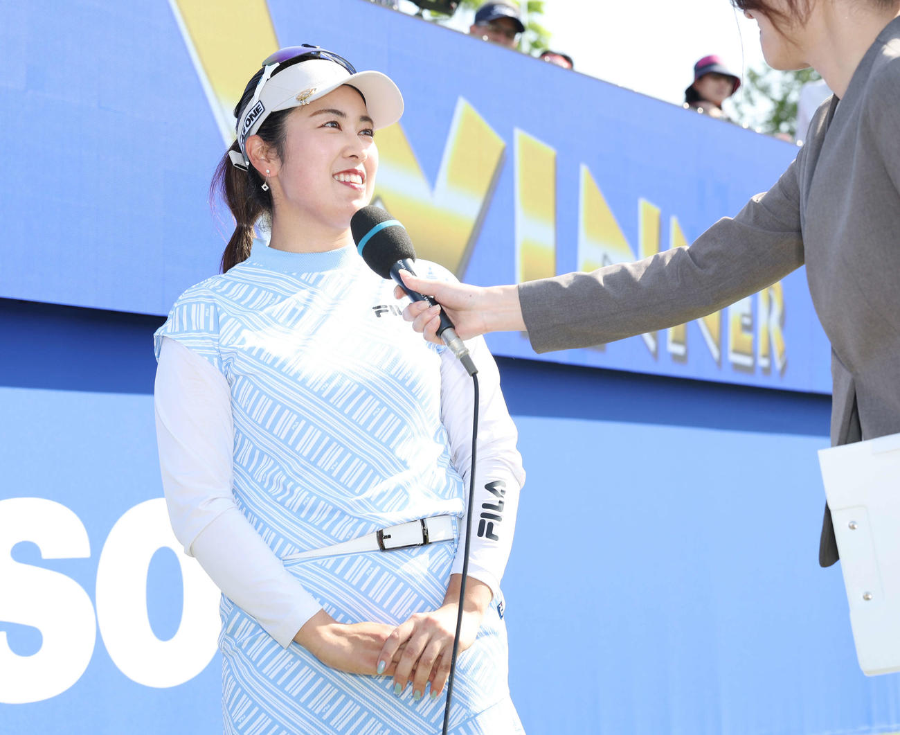 優勝インタビューに笑顔で答える天本（撮影・宮地輝）