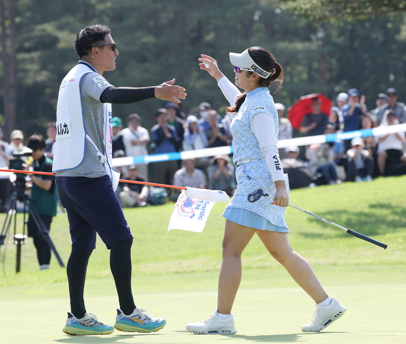 初優勝し、山下キャディー（左）と喜ぶ天本（撮影・宮地輝）