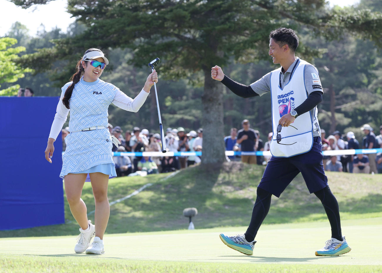 初優勝し、山下キャディー（右）グータッチする天本（撮影・宮地輝）