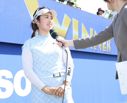 優勝インタビューに笑顔で答える天本（撮影・宮地輝）