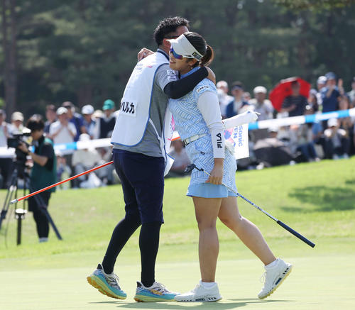 初優勝し、山下キャディー（左）とハグする天本（撮影・宮地輝）