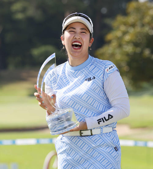 優勝トロフィーを手に笑顔の天本（撮影・宮地輝）