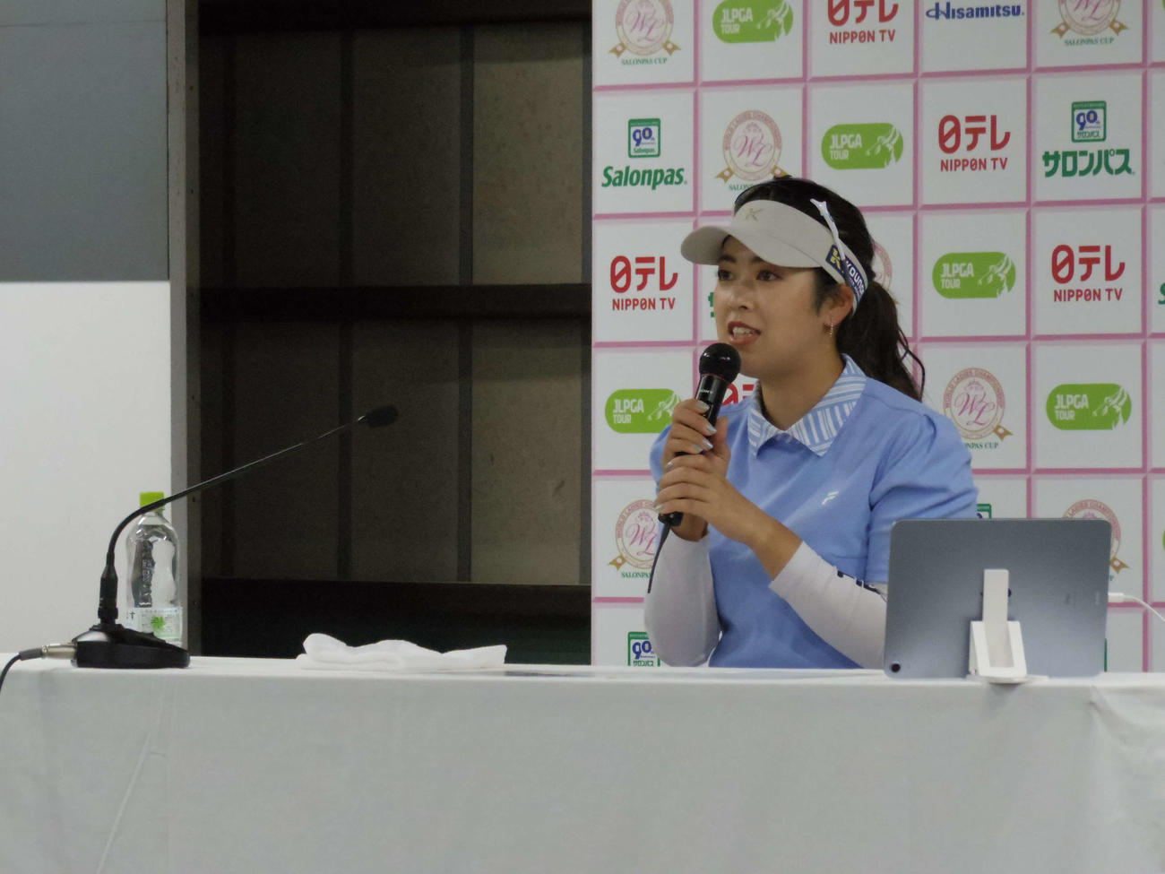 公式会見に臨む天本ハルカ