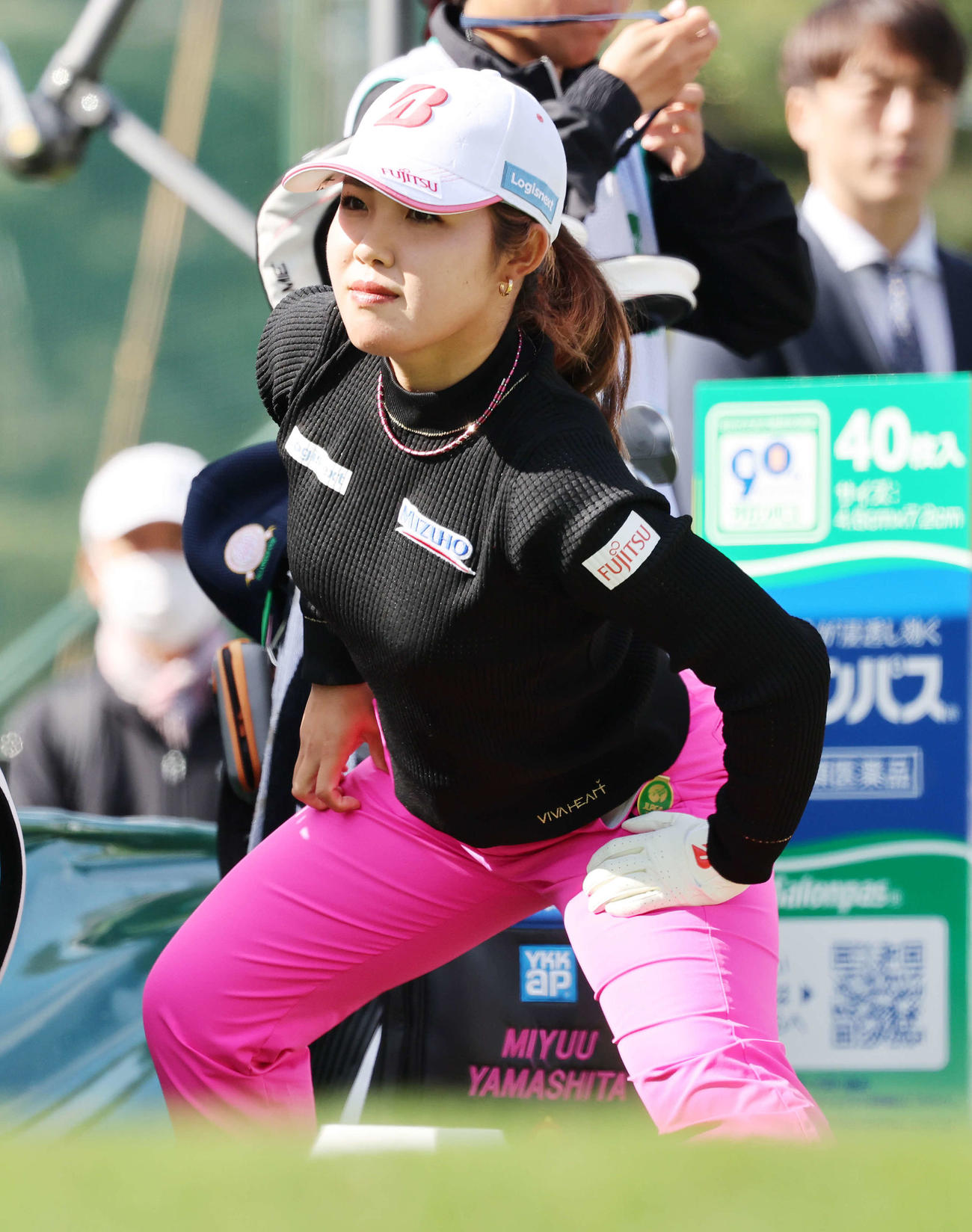 10番、ティーショット前、ストレッチする古江彩佳（撮影・鈴木正人）
