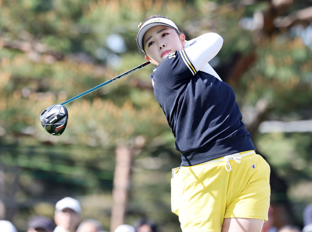 10番、ティーショットを放つ山下美夢有（撮影・鈴木正人）