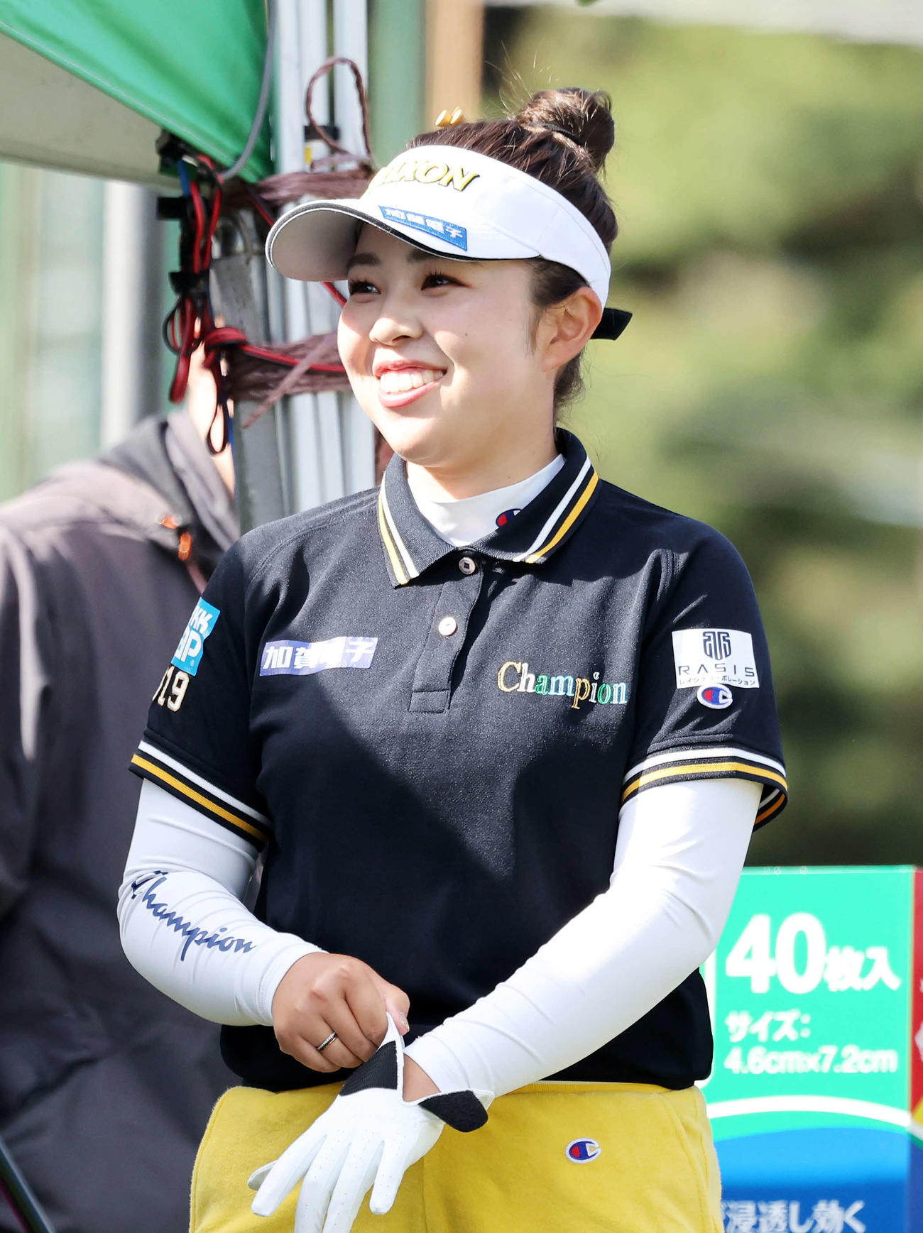 10番、ティーショット前、笑顔を見せる山下美夢有（撮影・鈴木正人）