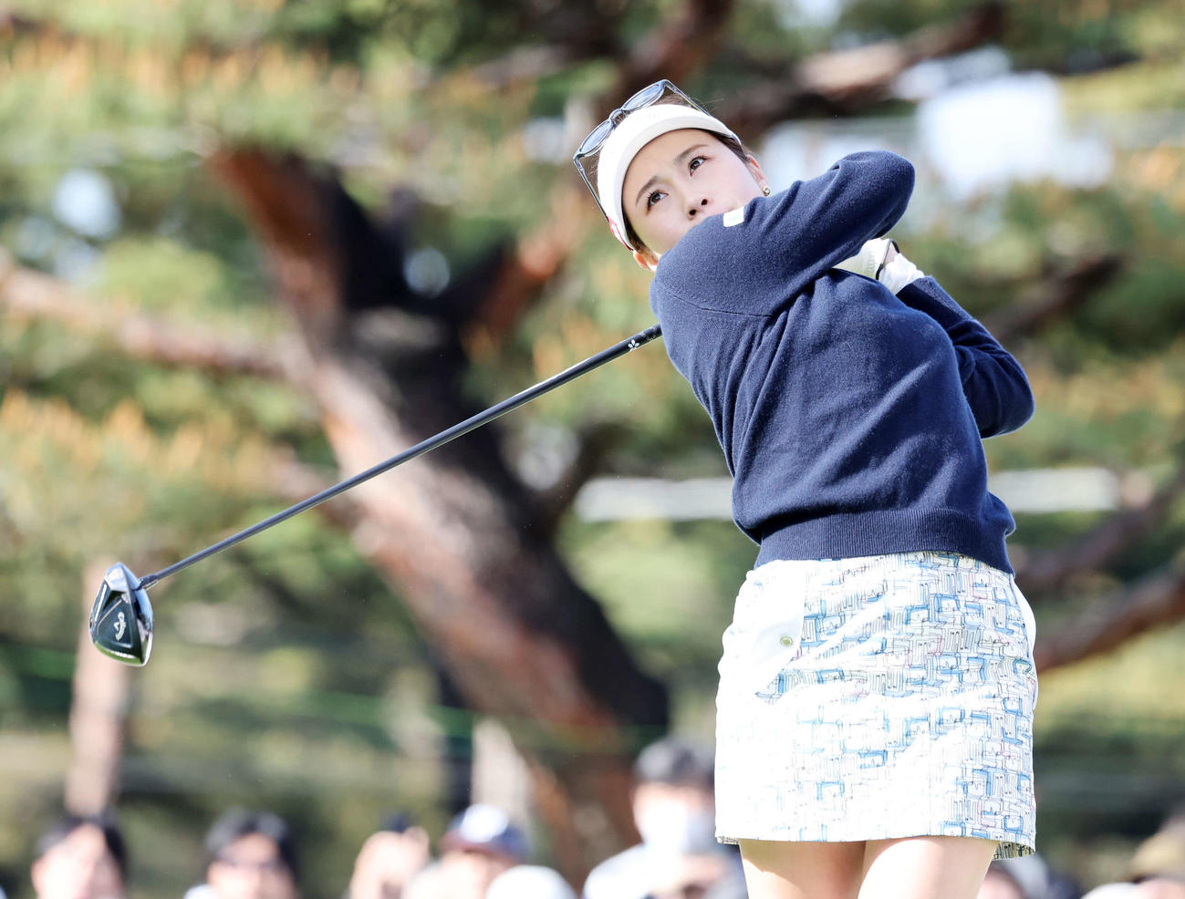 10番、ティーショットを放つ西村優菜（撮影・鈴木正人）