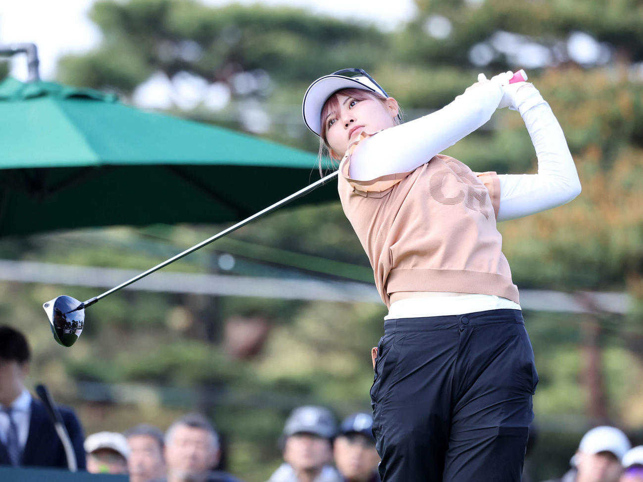 10番、ティーショットを放つ飯島早織（撮影・鈴木正人）