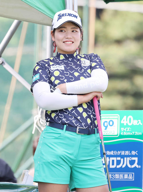 10番、ティーショット前、笑顔を見せる桜井心那（撮影・鈴木正人）