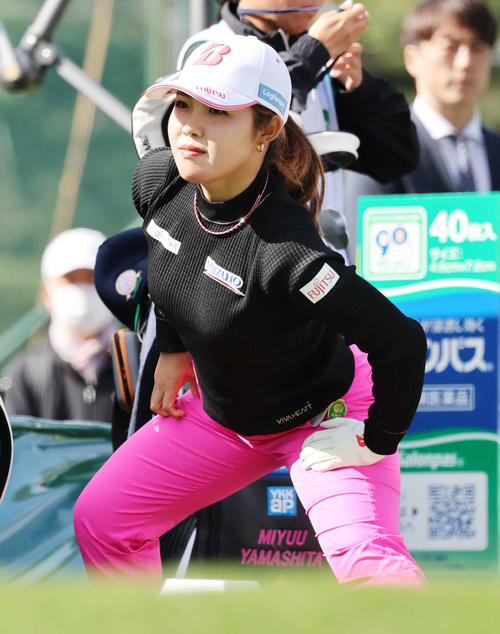 10番、ティーショット前、ストレッチする古江彩佳（撮影・鈴木正人）