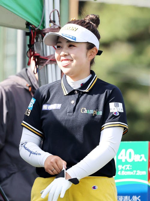 10番、ティーショット前、笑顔を見せる山下美夢有（撮影・鈴木正人）