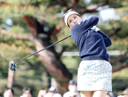 10番、ティーショットを放つ西村優菜（撮影・鈴木正人）