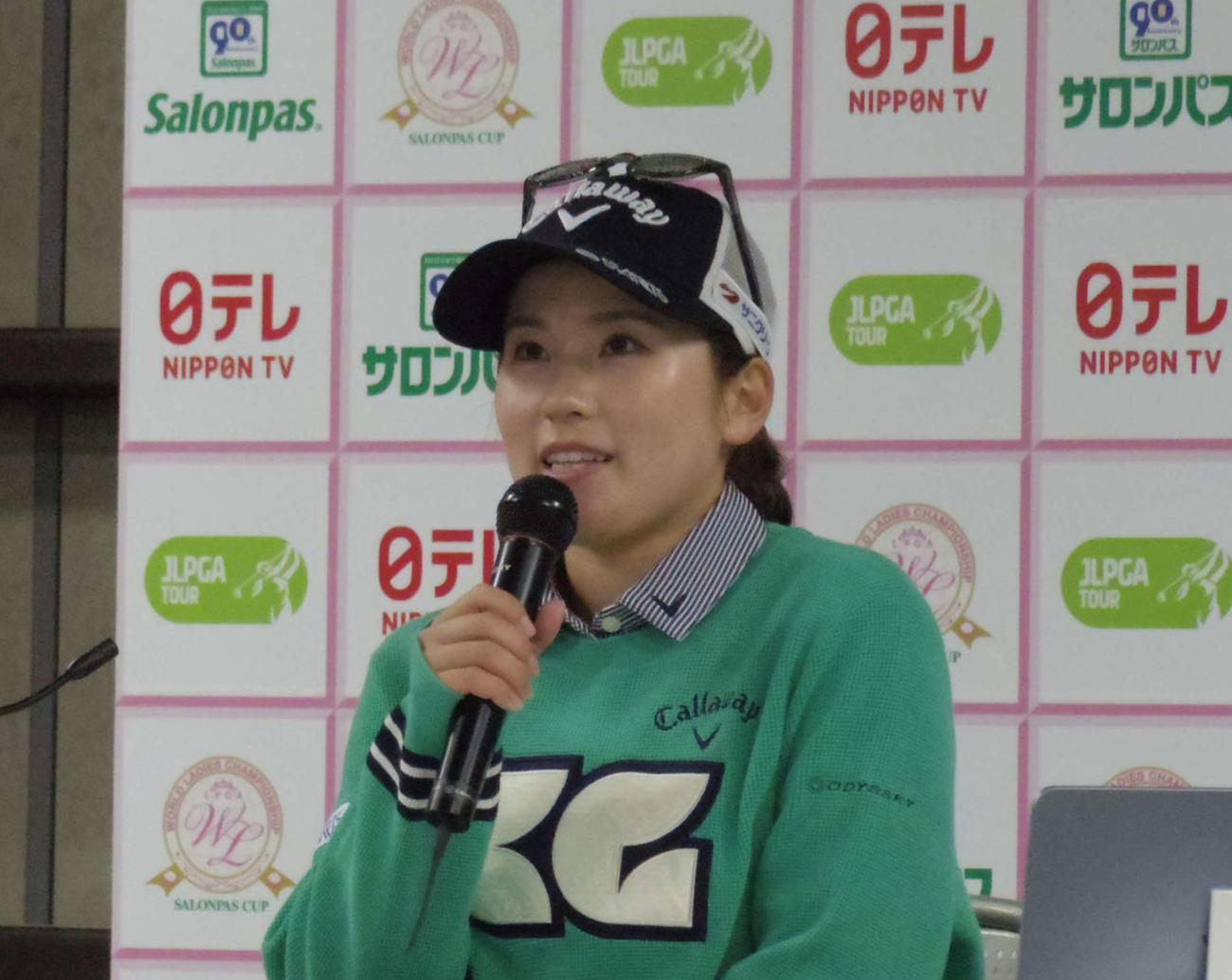 公式会見に臨む西村優菜