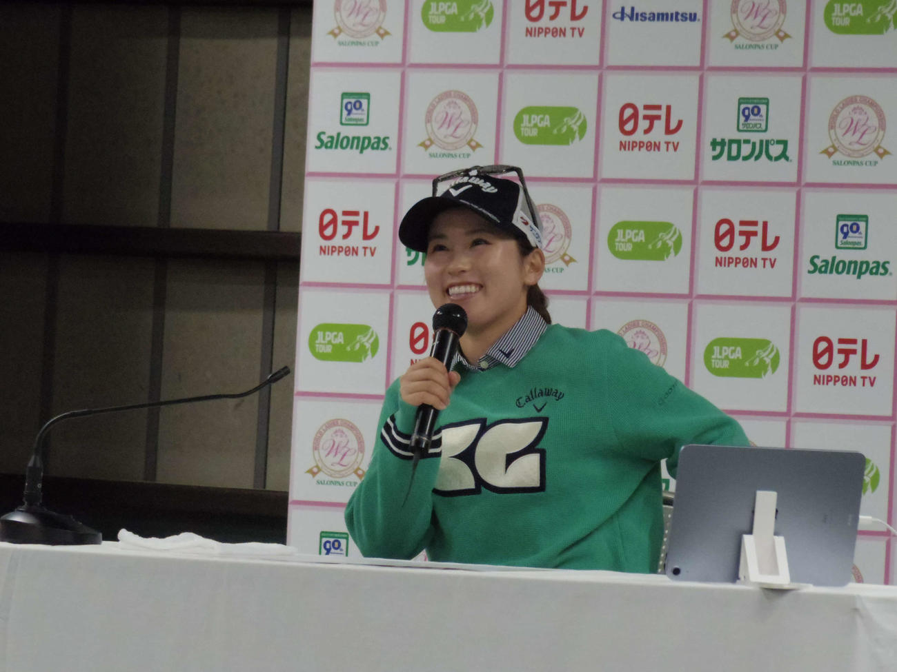 公式会見で笑顔を見せる西村優菜