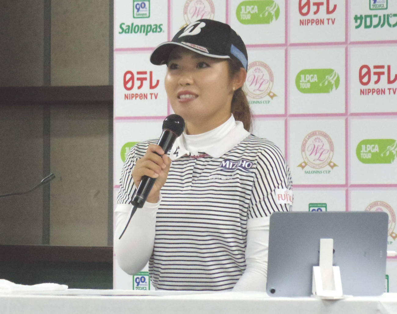 公式会見に臨む古江彩佳