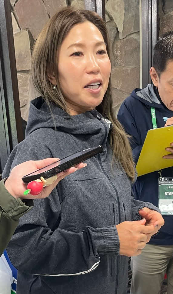 取材に応じる上田桃子