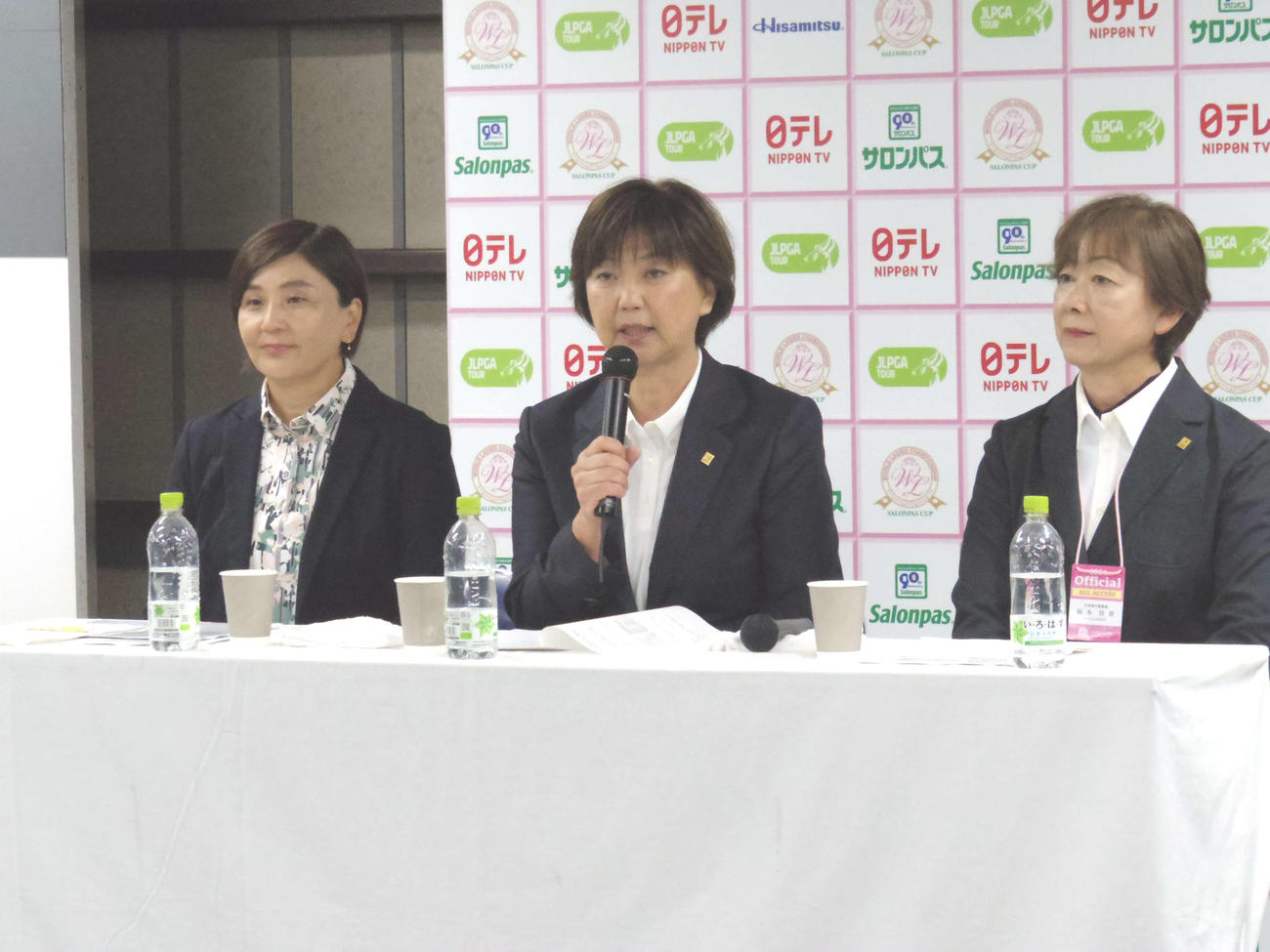 写真左から、大会コースセッティング担当の茂木宏美氏、日本女子プロゴルフ協会の小林浩美会長、福本佳世大会実行委員長