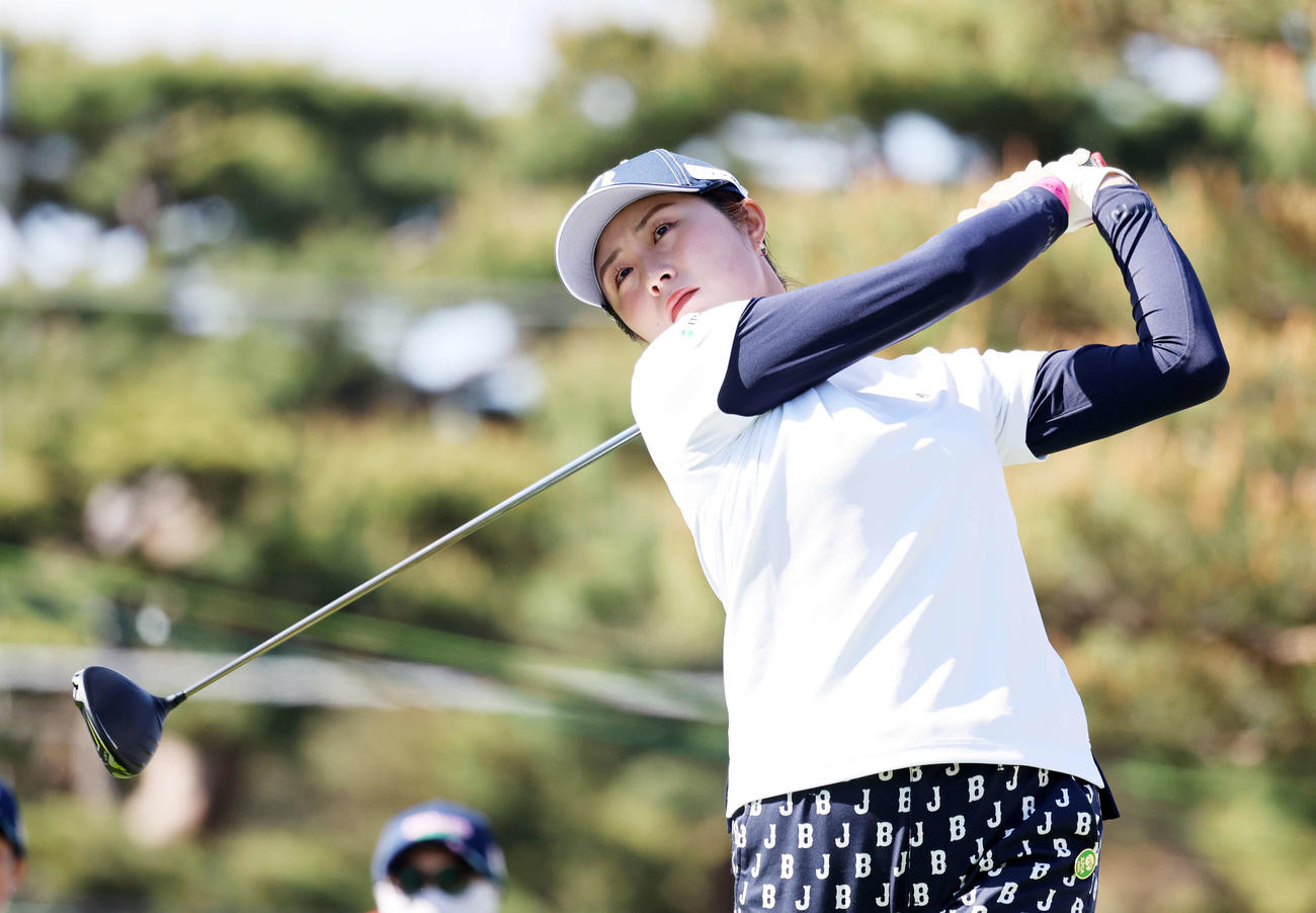 10番、ティーショットを放つ大里桃子（撮影・鈴木正人）