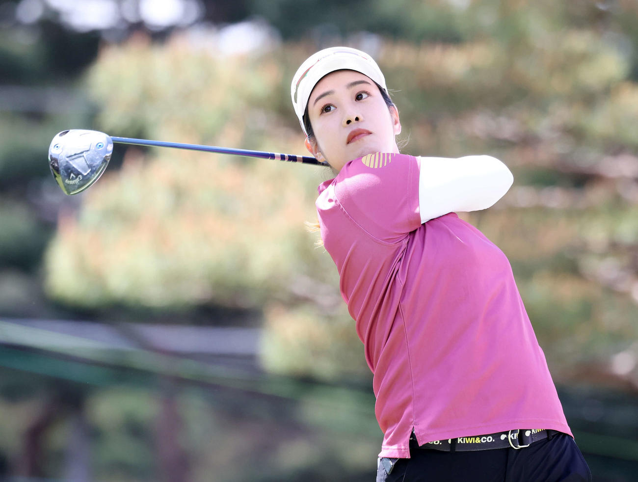10番、ティーショットを放つ浜田茉優（撮影・鈴木正人）