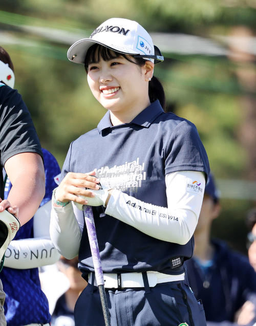 10番、ティーショット前、笑顔を見せる尾関彩美悠（撮影・鈴木正人）