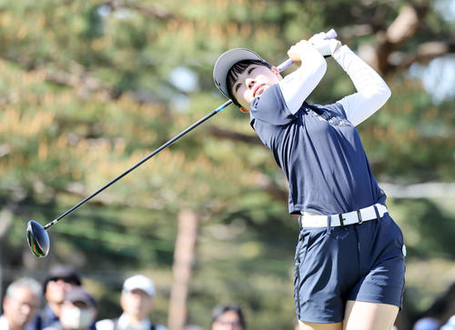 10番、ティーショットを放つ尾関彩美悠（撮影・鈴木正人）