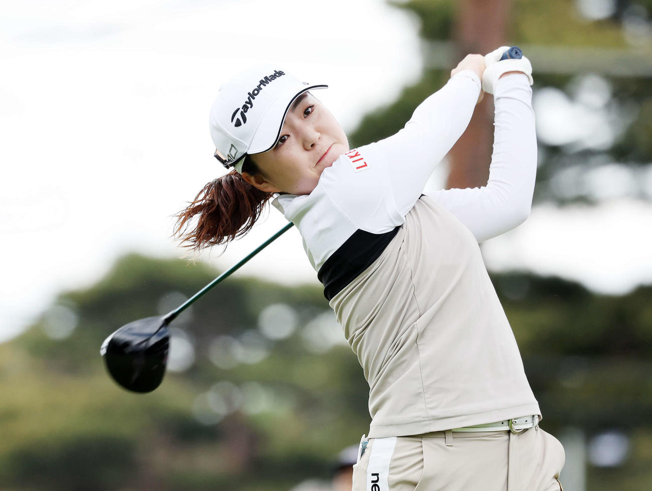 10番、ティーショットを放つ山内日菜子（撮影・鈴木正人）