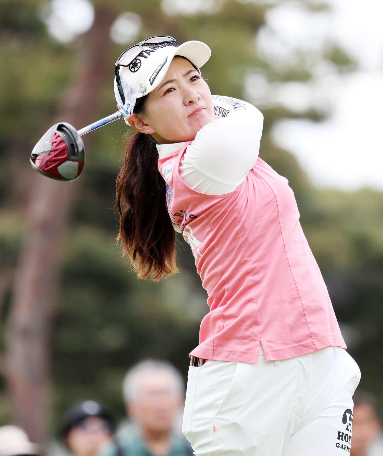 10番、ティーショットを放つ永井花奈（撮影・鈴木正人）