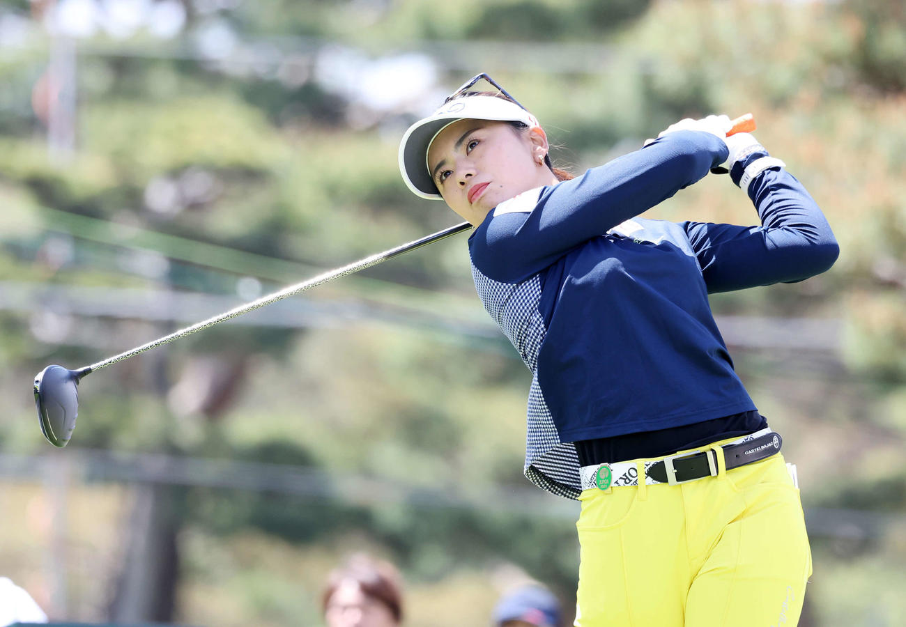10番、ティーショットを放つ藤田かれん（撮影・鈴木正人）
