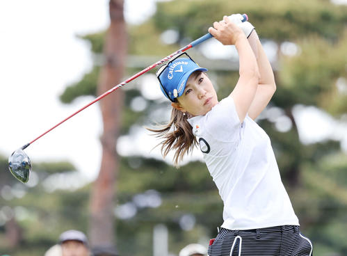 10番、ティーショットを放つ上田桃子（撮影・鈴木正人）