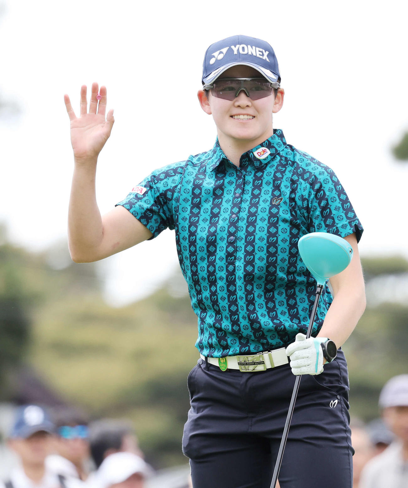 10番、ティーショット後、笑顔を見せる岩井明愛（撮影・鈴木正人）