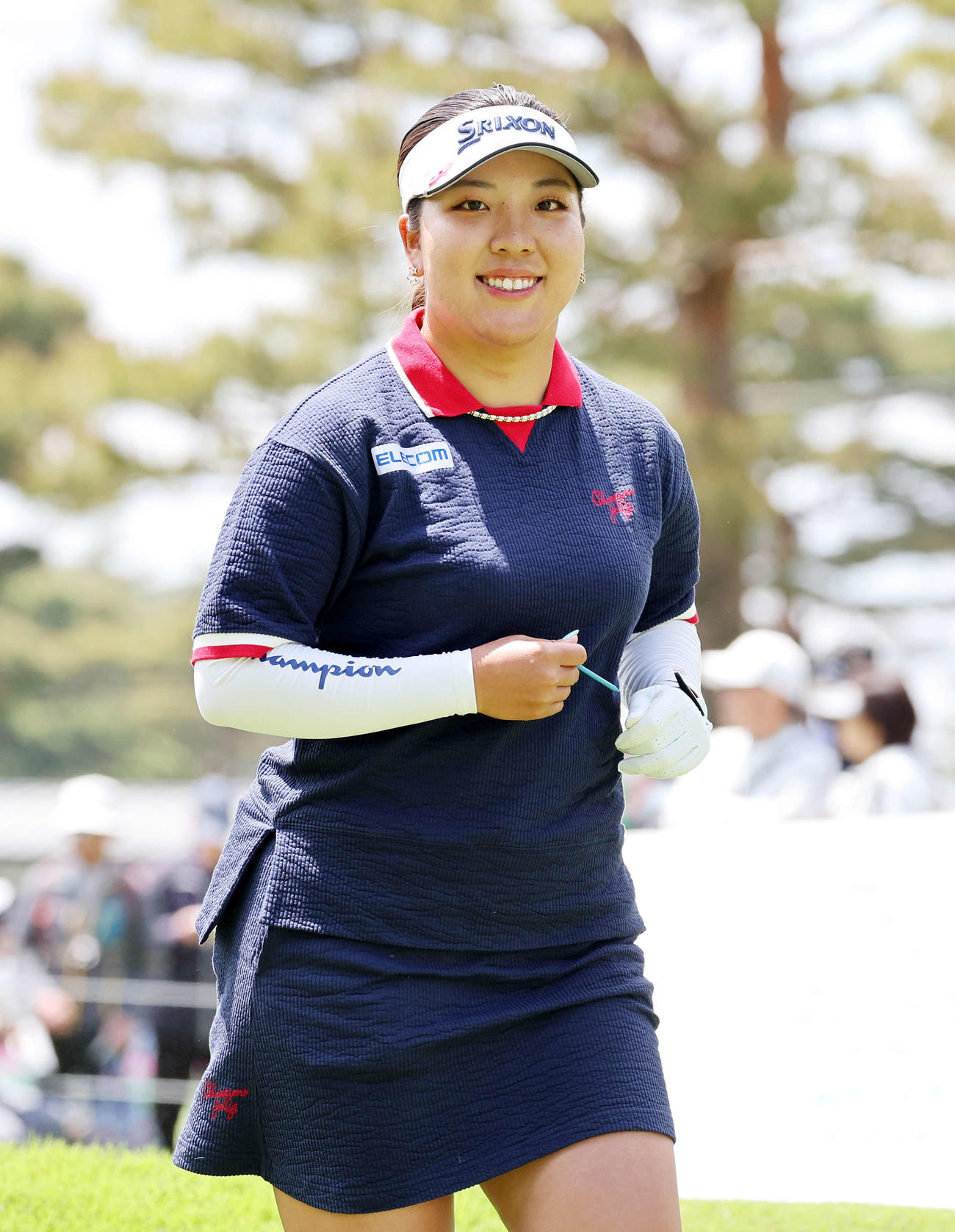 10番、ティーショット後、笑顔を見せる仁井優花（撮影・鈴木正人）