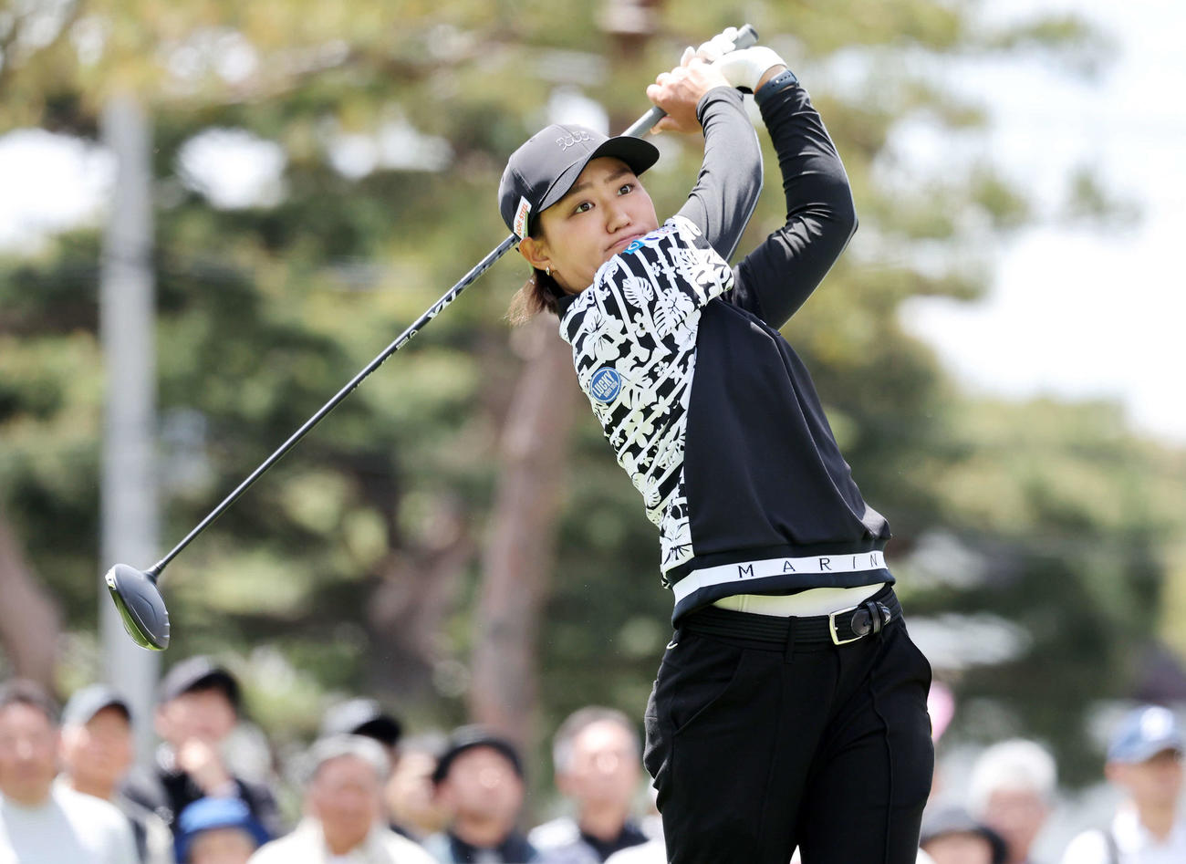 10番、ティーショットを放つ野沢真央（撮影・鈴木正人）